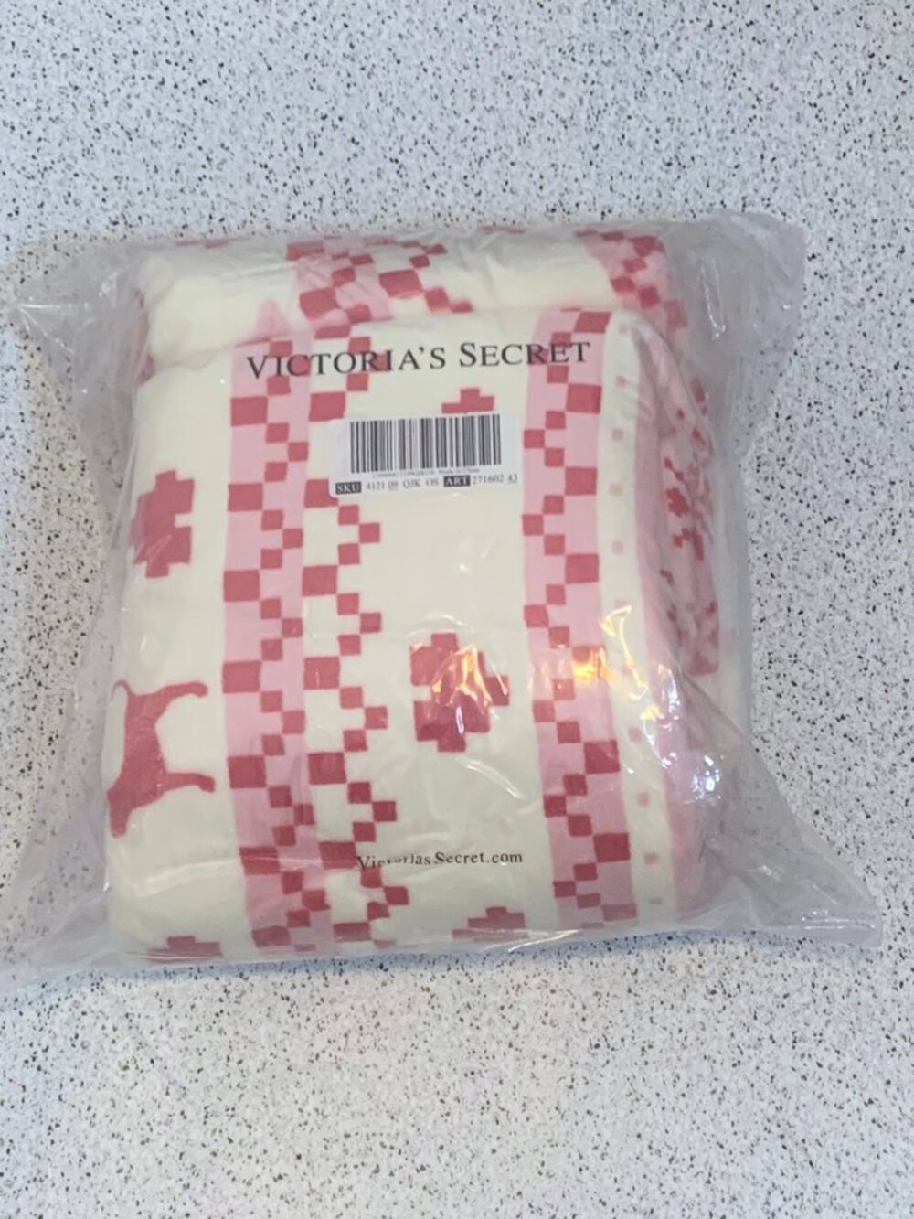 Victoria's Secret PINK Cozy Plush Blanket Fleece Lined Dog Logo Throw NWT